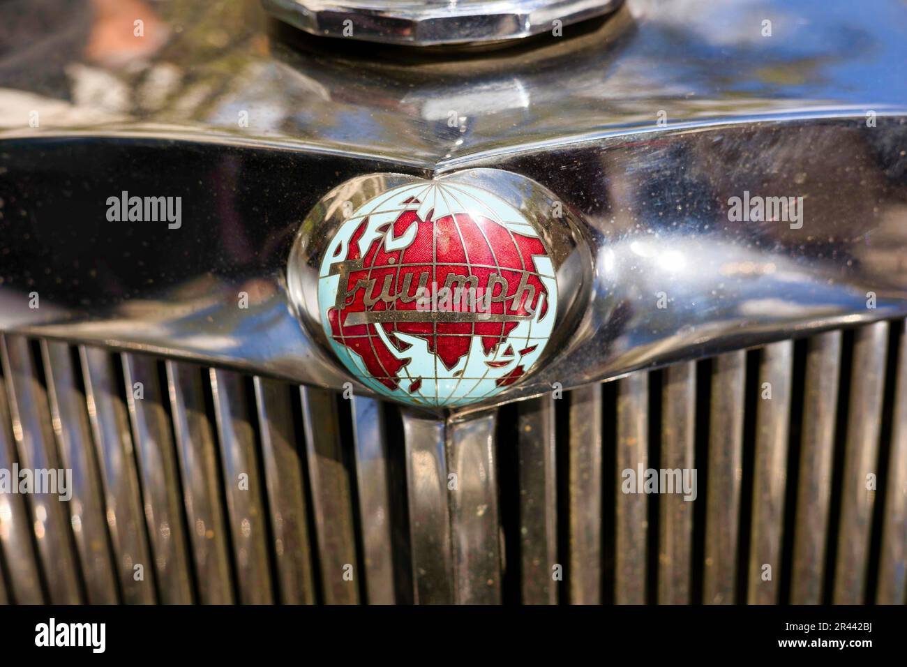 Logo con mappa del mondo e scritta Triumph dalla storica auto sportiva classica vintage 1948, Triumph 1800 Roadster, Classic Days, Berlino, Germania Foto Stock