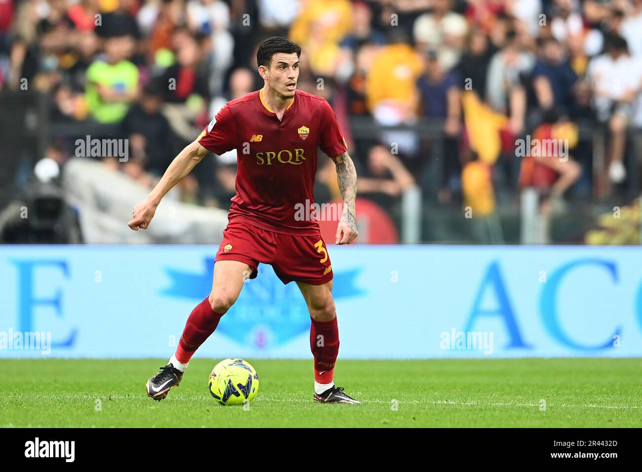 Roger Ibanez di AS Roma in azione durante la Serie Un match tra AS Roma e US Salernitana allo Stadio Olimpico di Roma il 22 maggio 2023. Foto b Foto Stock