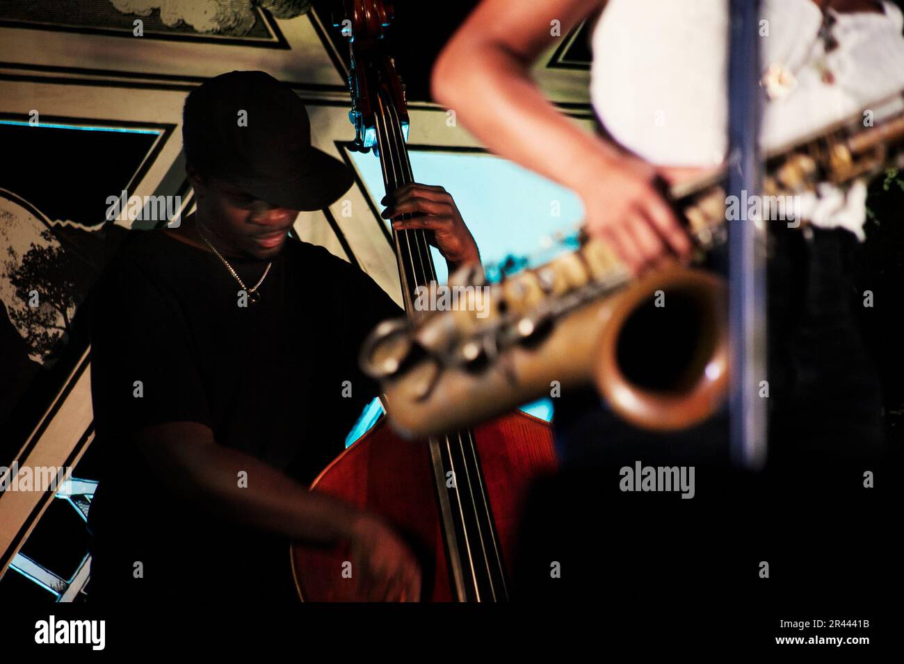 Il bassista Daniel Casimir suona con Nubya Garcia durante uno dei loro concerti jazz. Foto Stock