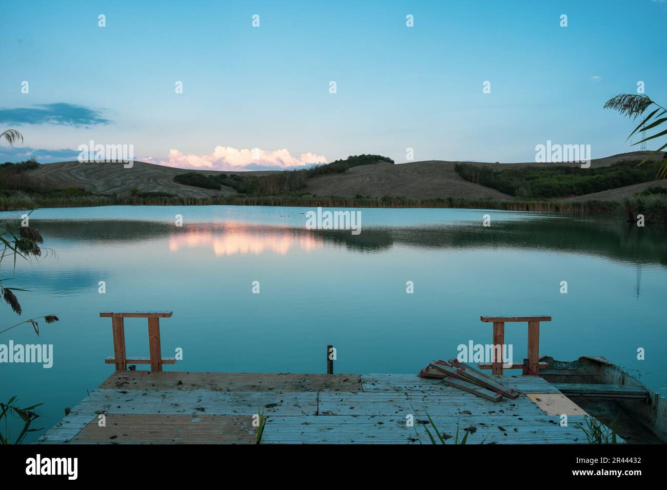 Crete Senesi, lago al centro delle Crete Senesi con vista sul molo Foto Stock