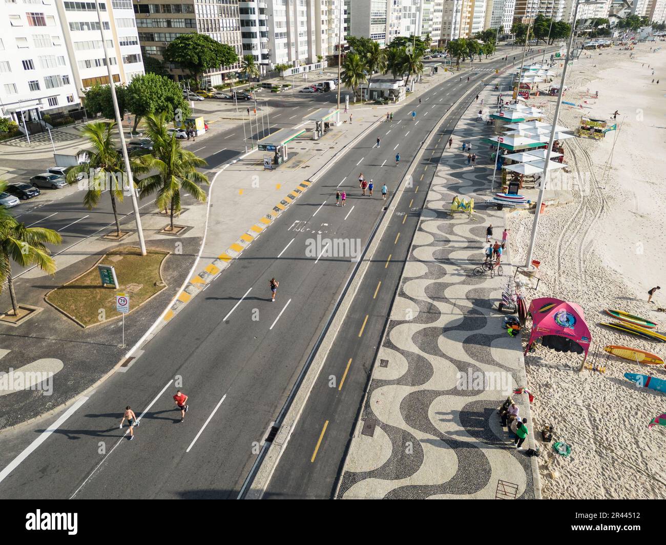 Splendida vista aerea sul marciapiede e sulla strada principale di Copacabana Foto Stock