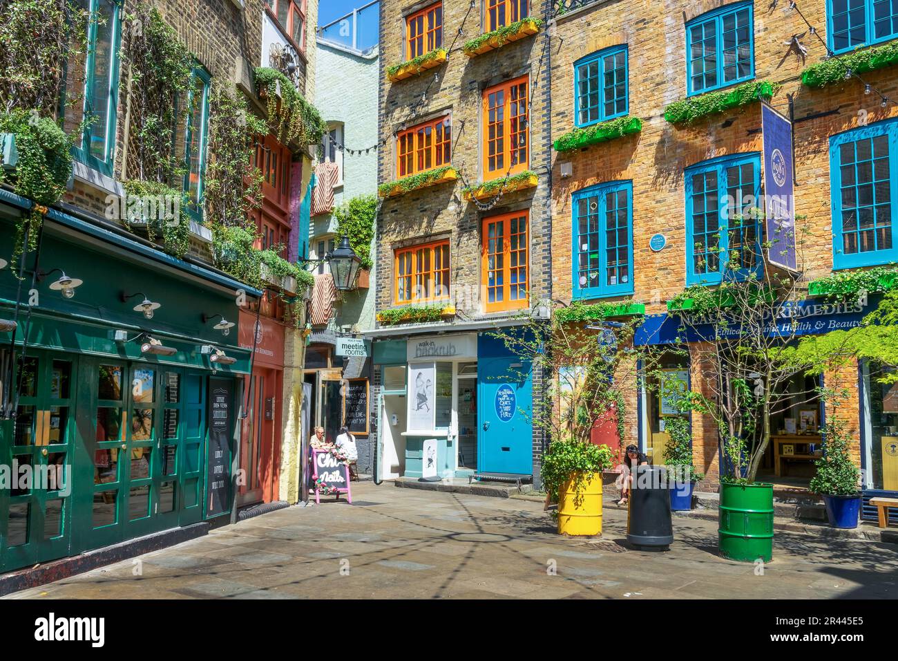 Edifici colorati a Neall's Yard, un piccolo vicolo a Covent Garden, Londra, Regno Unito Foto Stock