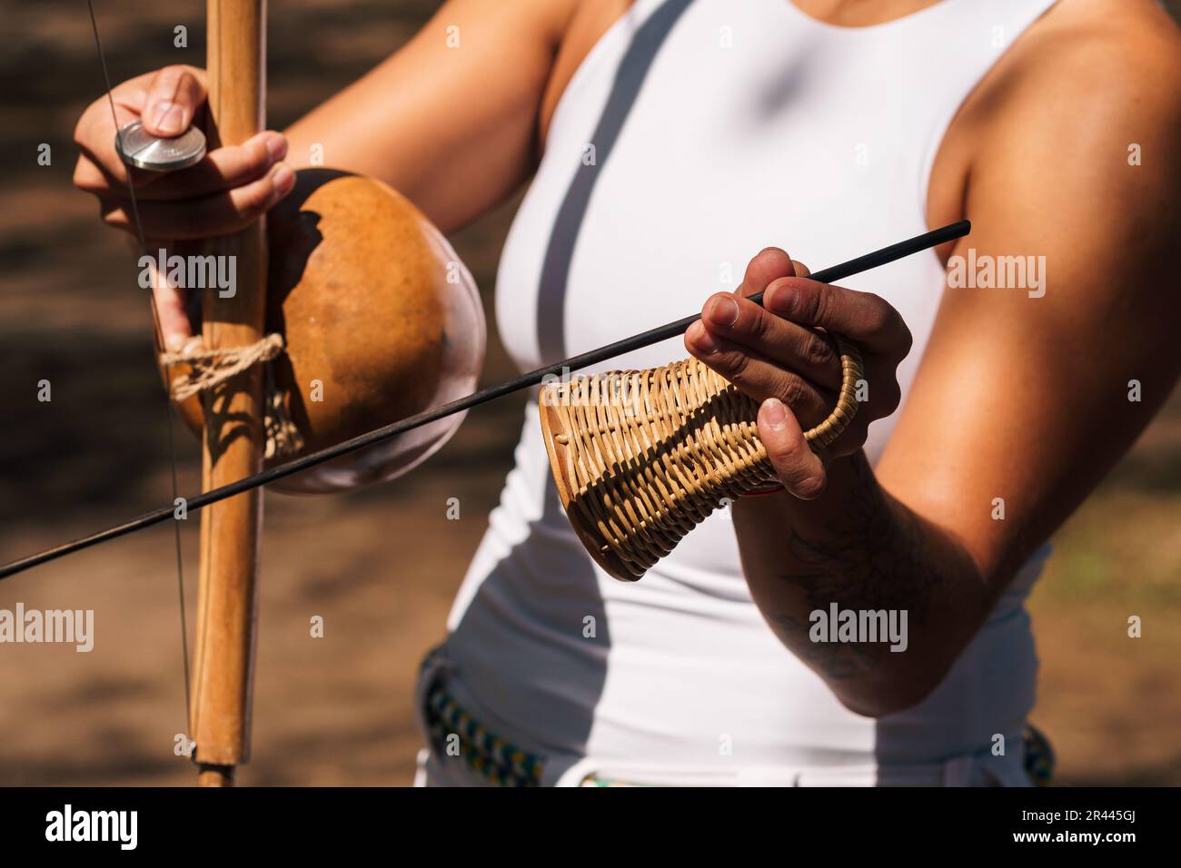 vista ravvicinata della donna che gioca a berimbau Foto Stock