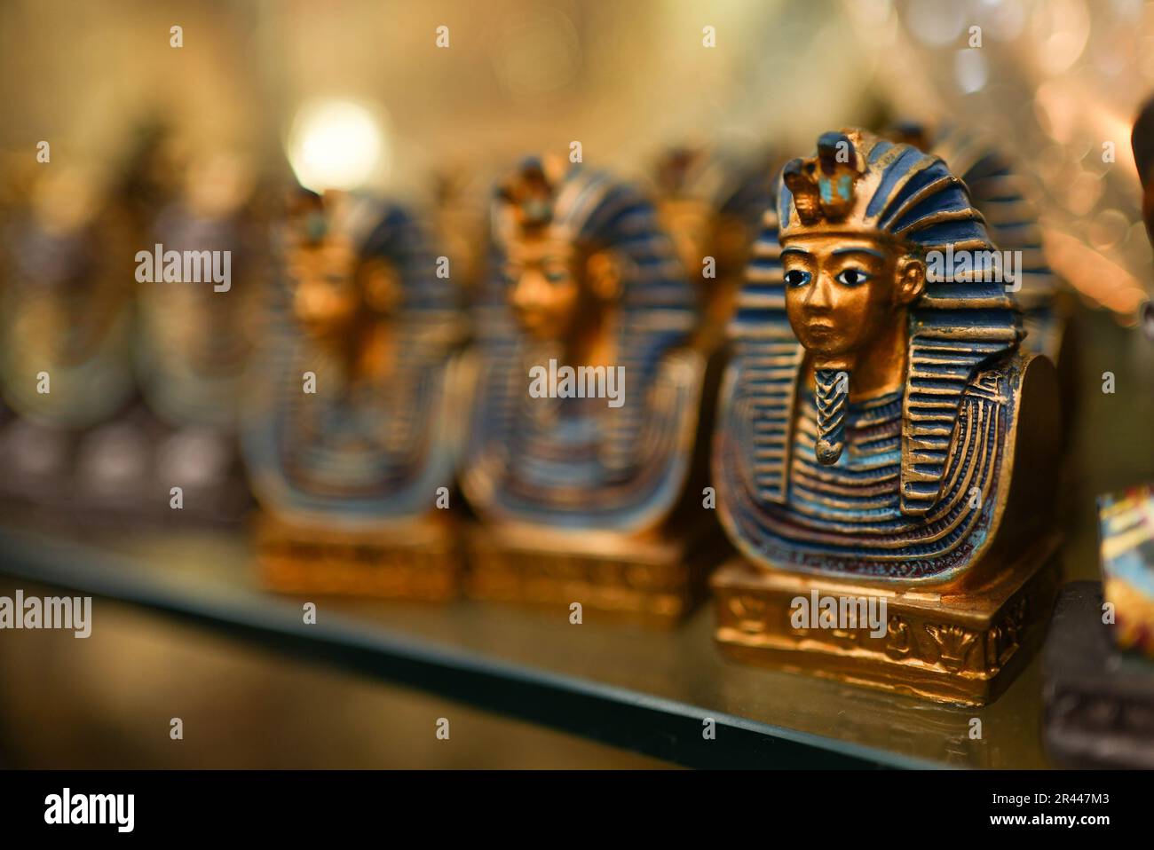 Piccolo souvenir Pharaoh figure giocattolo sullo scaffale Foto Stock