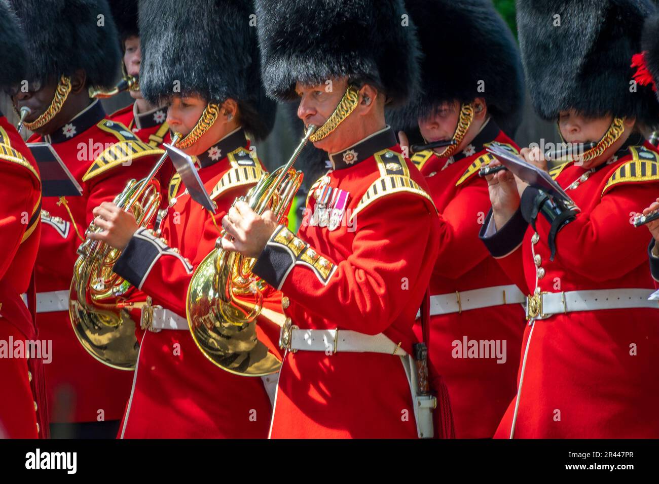 Royal british Guards band in uniformi rosse durante la sfilata di cambio delle guardie sul Mall di Londra UK, il 18 maggio 2022 Foto Stock