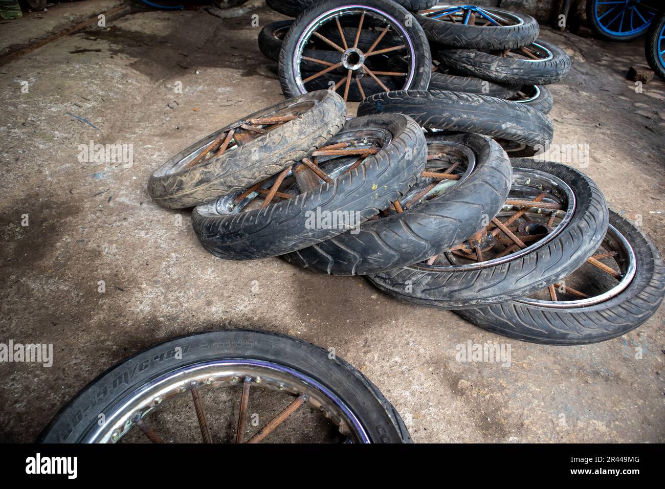 pila di ruote di rottami metallici Foto Stock