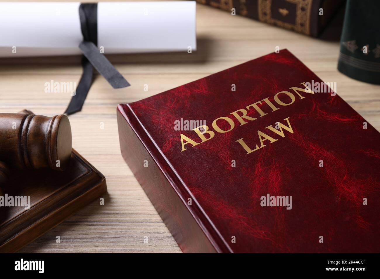Libro di legge sull'aborto e gavel su tavola di legno Foto Stock
