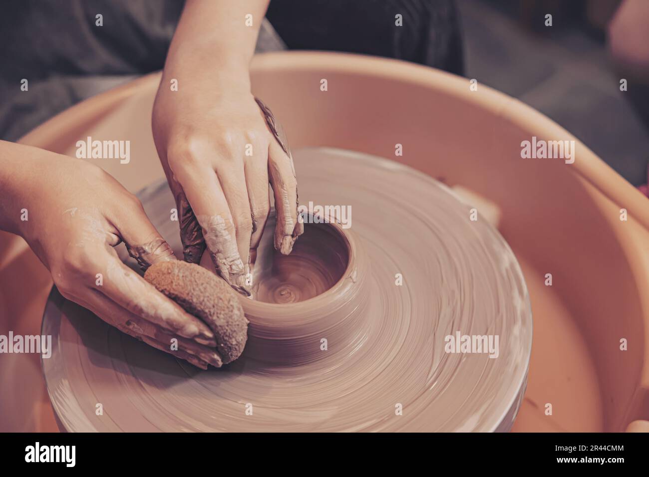 closeup donna mani lavoro artigianale su ceramica ruota fare argilla pentola terracotta. Foto Stock