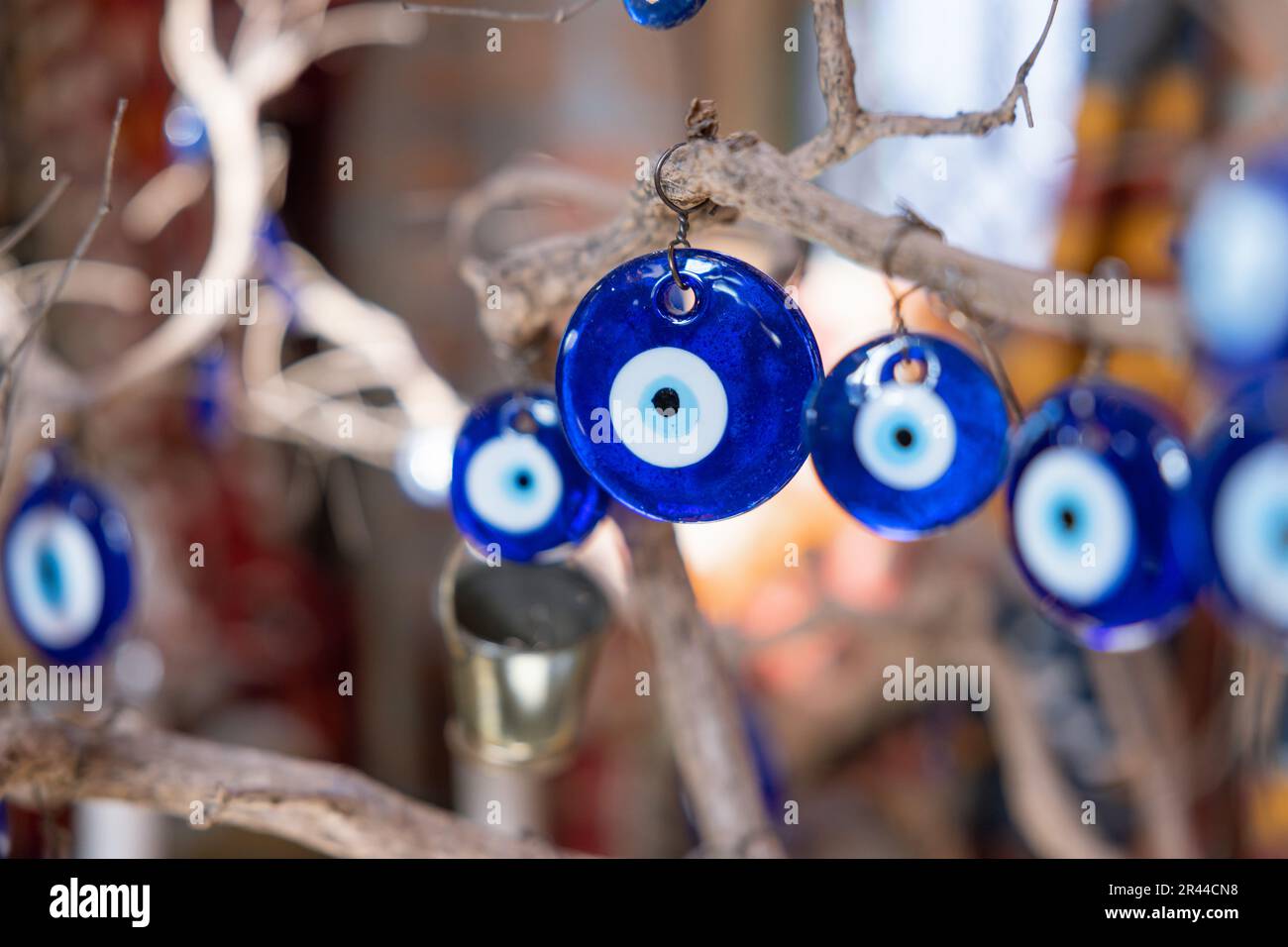 Il Blue Turkish Evil Eye Nazar Amulet o Nazar Boncugu fascino zaffiro blu souvenir dalla Turchia Foto Stock