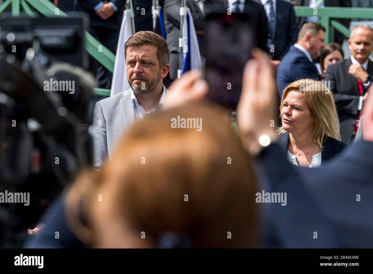 Petrovice, Repubblica Ceca. 26th maggio, 2023. Il Ministro degli interni Vit Rakusan (a sinistra) partecipa a una conferenza stampa con il Ministro federale degli interni tedesco Nancy Faeser (a destra) a Petrovice, Repubblica Ceca, il 26 maggio 2023. Il tema principale del dibattito è il regime al confine ceco-tedesco. Credit: Ondrej Hajek/CTK Photo/Alamy Live News Foto Stock