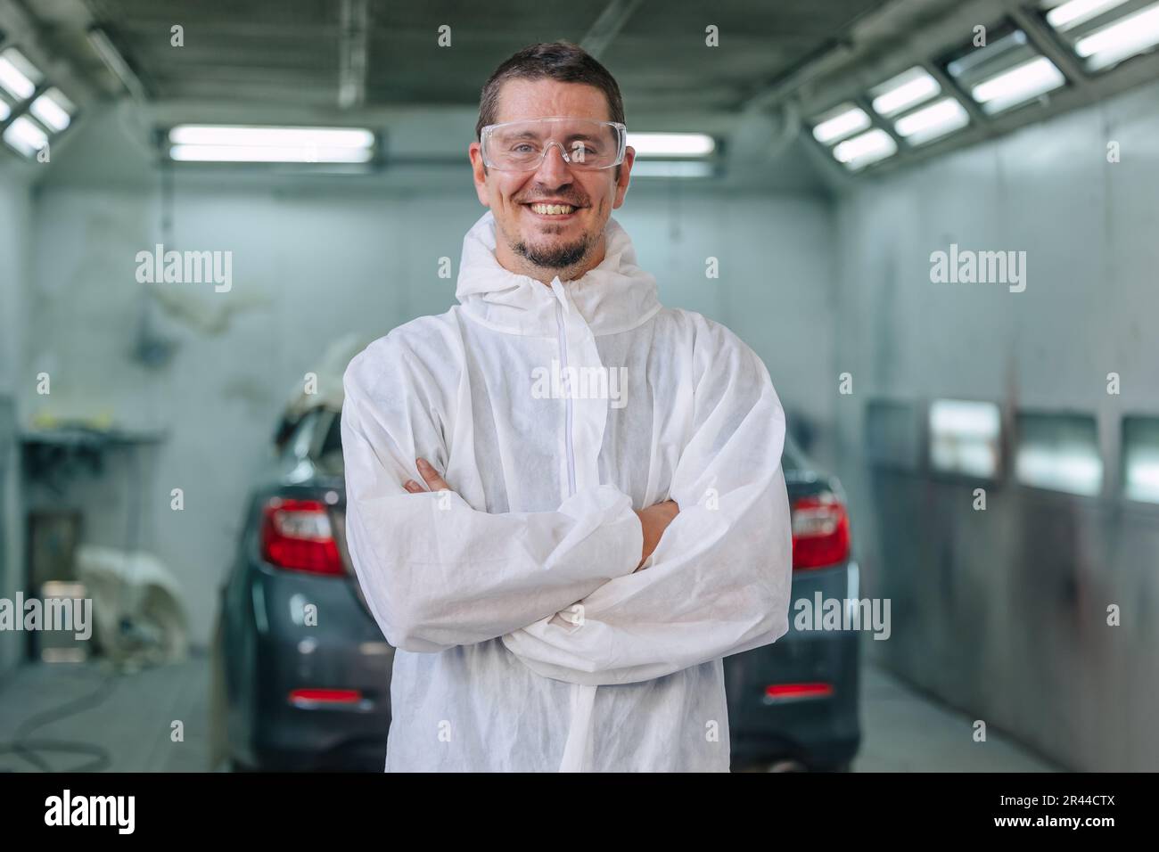 ritratto maschio garage pittore auto pittura colore cappotto team dipendente felice sorridente Foto Stock