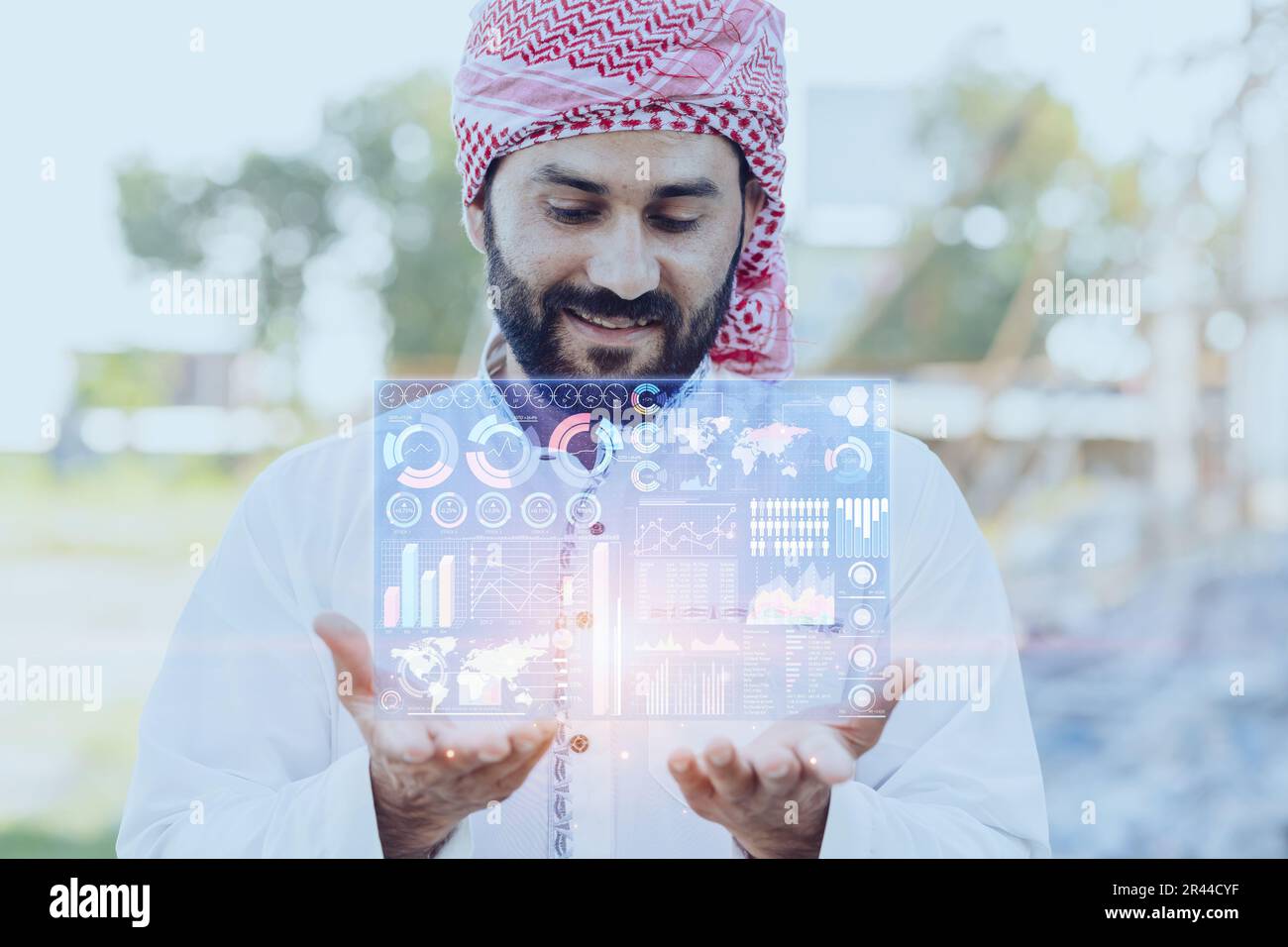 Arabo imprenditore investitore asset guardando in overlay informazioni statistiche di business anlisi dati portare in mano palmo Foto Stock