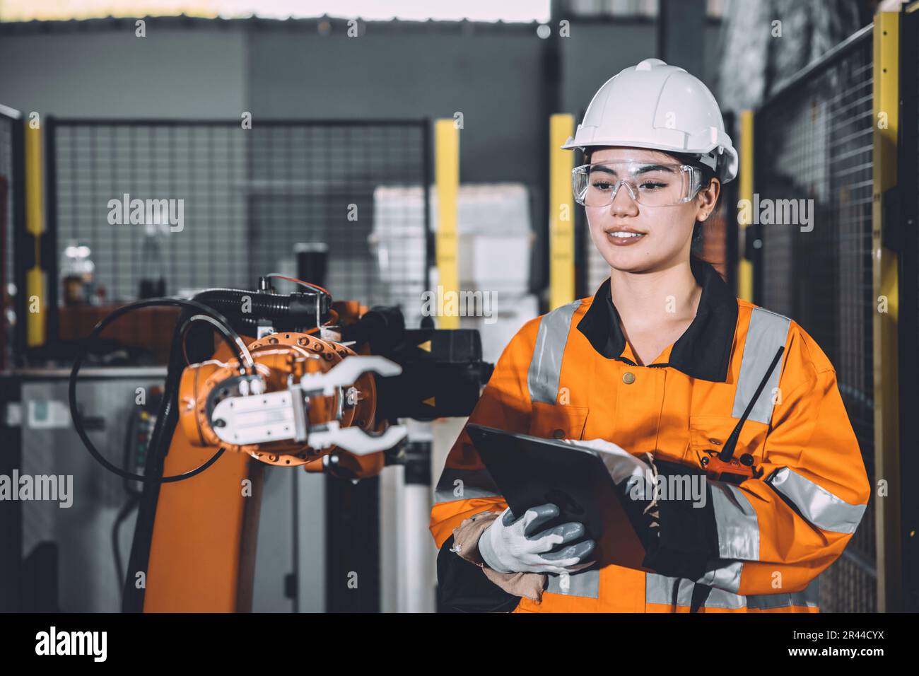 Ingegnere donna lavoratore programma di progettazione macchina braccio robotico nel settore automazione fabbrica Foto Stock