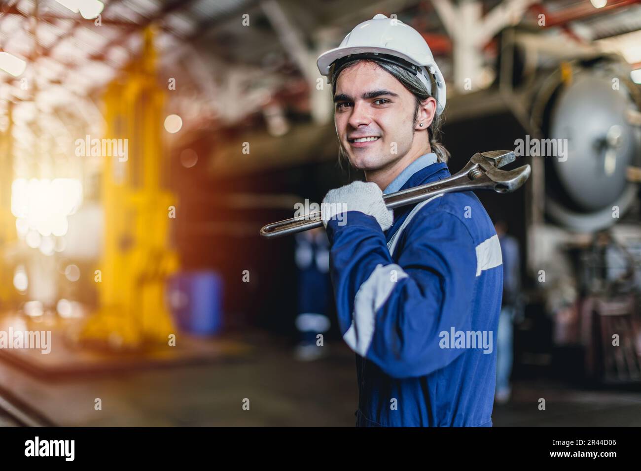 Ritratto Caucasion lavoro di lavoratore maschile in locomotive riparazione Negozi sorridente felice Foto Stock