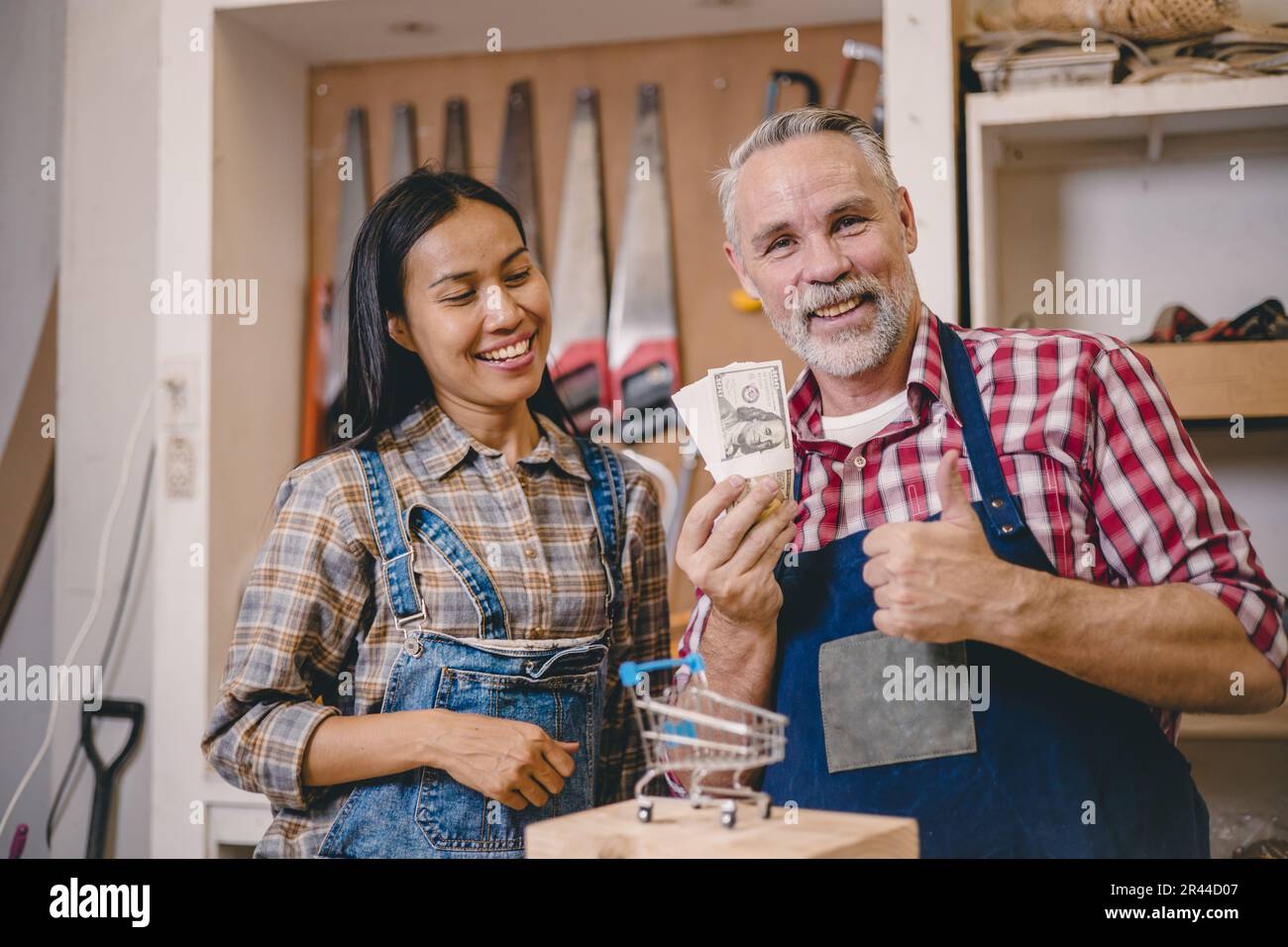 felice casa costruttore handyman servizio business successo mostra denaro contante soddisfatto con il reddito progetto Foto Stock