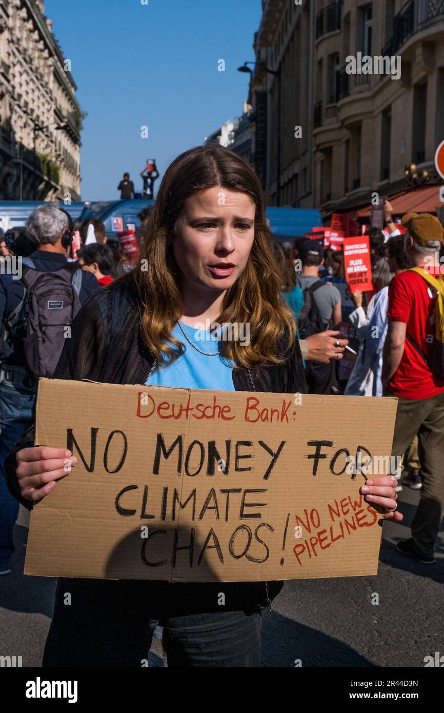 Parigi, Francia. 26th maggio, 2023. Luisa Neubauer durante una manifestazione alla periferia della sede di Parigi per l'assemblea generale annuale TotalEnergies a Parigi, in Francia, il 26 maggio 2023. Il colosso francese del petrolio e del gas si sta preparando a un incontro elettrico, mirato da una coalizione di associazioni che minaccia di bloccarlo, ma anche da alcuni dei suoi azionisti che non sono d’accordo con la sua politica sul clima. Photo by Pierrick Villette/ABACAPRESS.COM Credit: Abaca Press/Alamy Live News Foto Stock