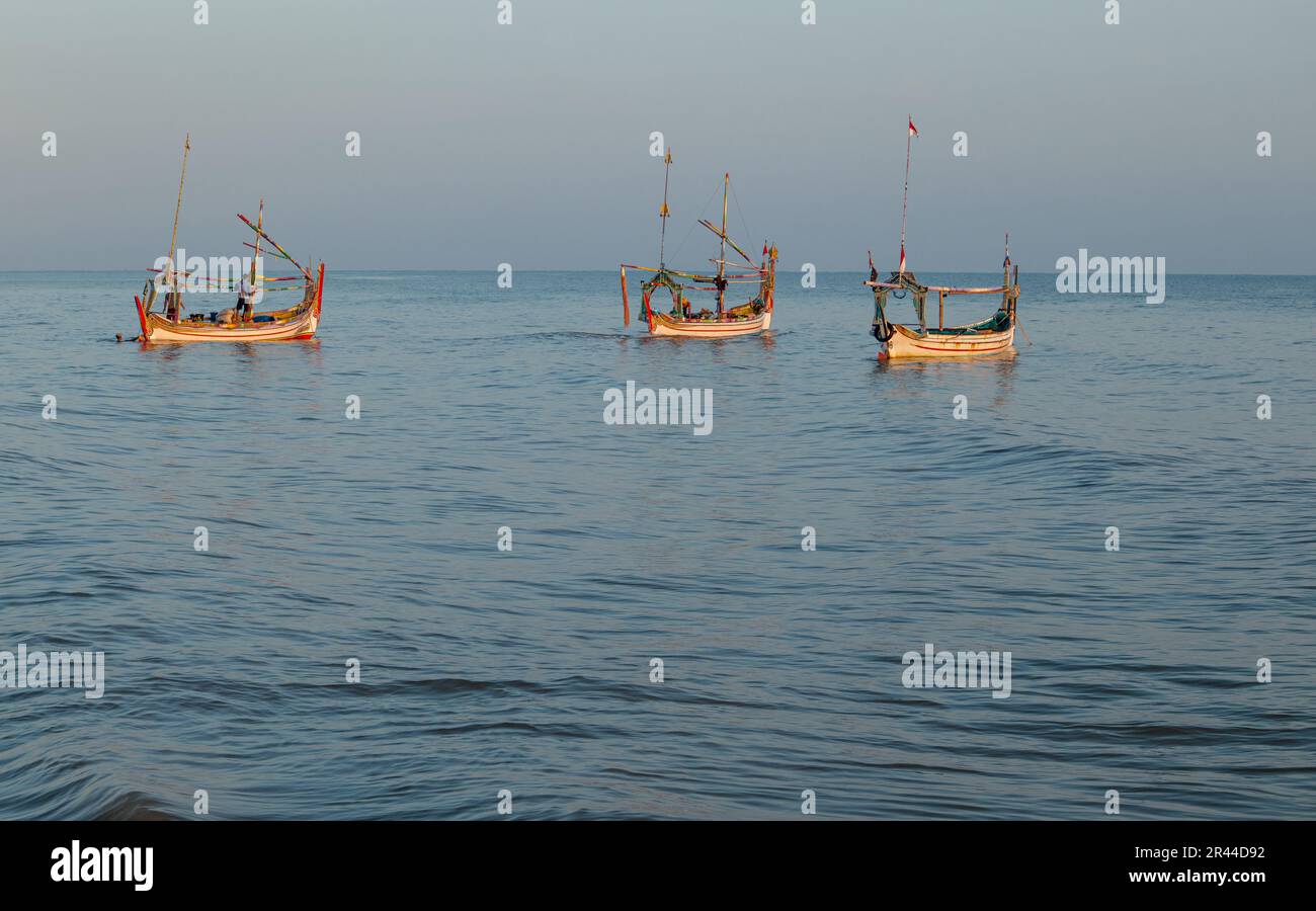 i pescatori preparano le loro barche per uscire in mare e pescare al mattino Foto Stock