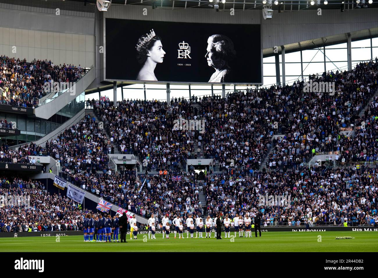 Foto del file datata 17-09-2022 dei giocatori osservano un minuto di silenzio in memoria della regina Elisabetta II Il calcio della Premier League è stato sconvolto da due eventi reali di questa stagione. La morte della regina Elisabetta II il 9 settembre vide tutte le partite che il fine settimana successivo rimandò prima che i tributi fossero pagati alla regina in una varietà di modi il giorno successivo della partita, anche con un minuto di silenzio. Data di emissione: Venerdì 26 maggio 2023. Foto Stock