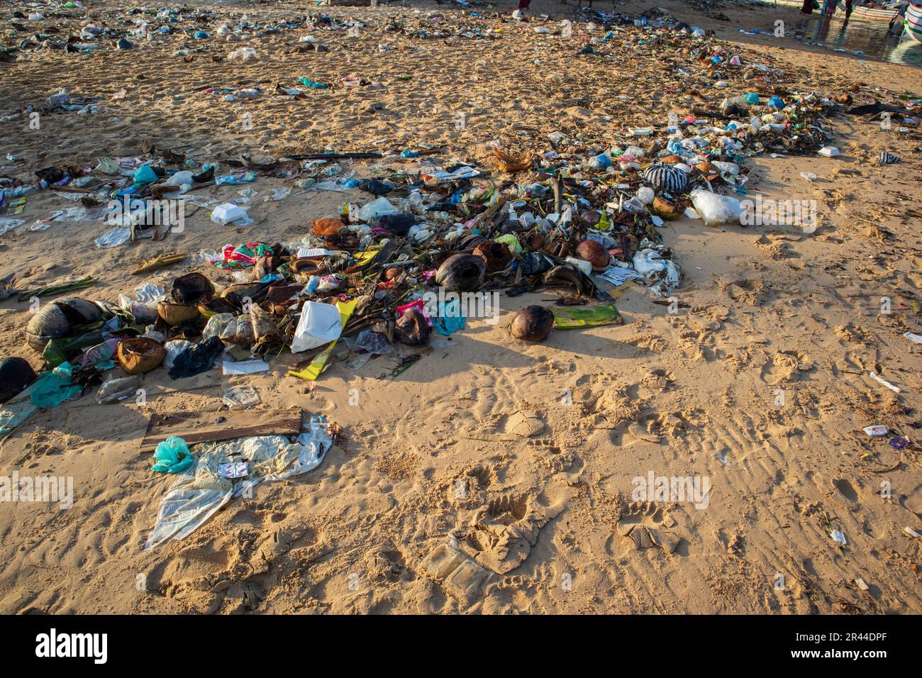 cumulo di rifiuti sulla spiaggia della zona di pesca. Mare sporco, spiaggia di sabbia nera. Inquinamento ambientale. Problema ecologico Foto Stock