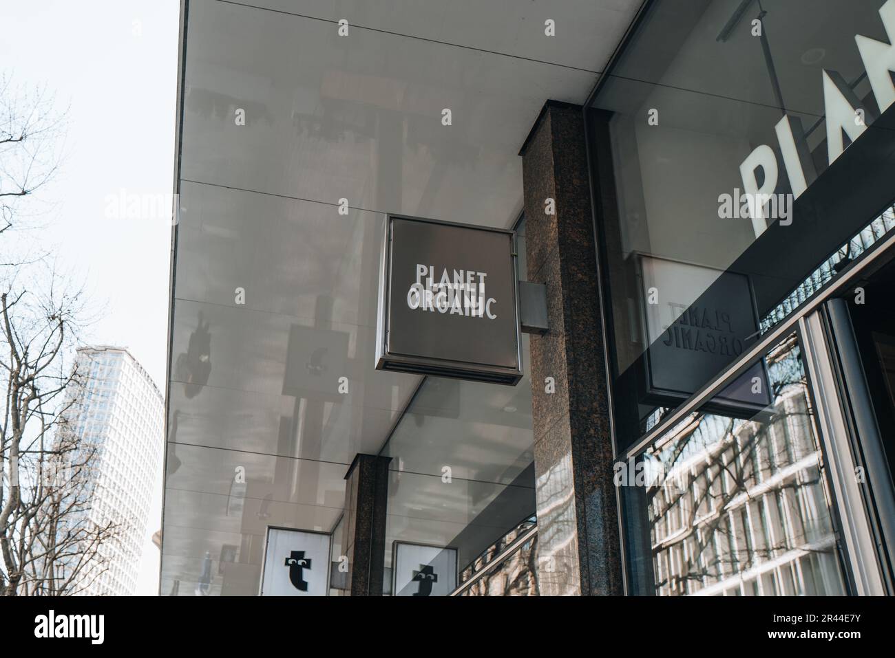 Londra, Regno Unito - 13 aprile 2023: Cartello con il nome all'ingresso del negozio Planet Organic a Tottenham Court Road. Una volta la più grande supe organica completamente certificata del Regno Unito Foto Stock