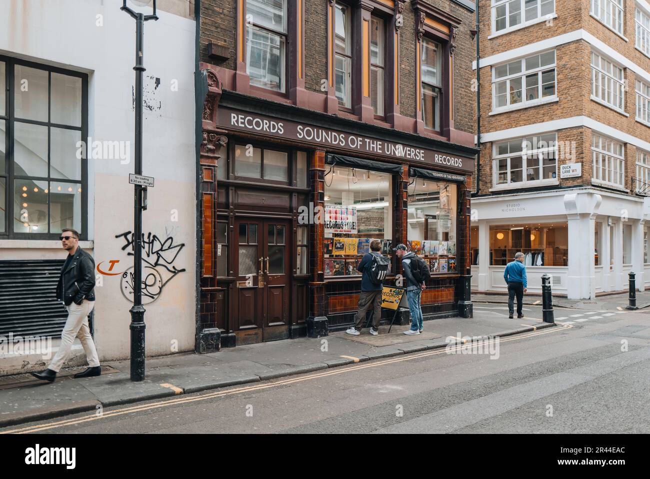 Londra, Regno Unito - 13 aprile 2023: Exterior of the Sounds of the Universe record shop di Soho associato alla Soul Jazz Records, un'etichetta discografica indipendente Foto Stock