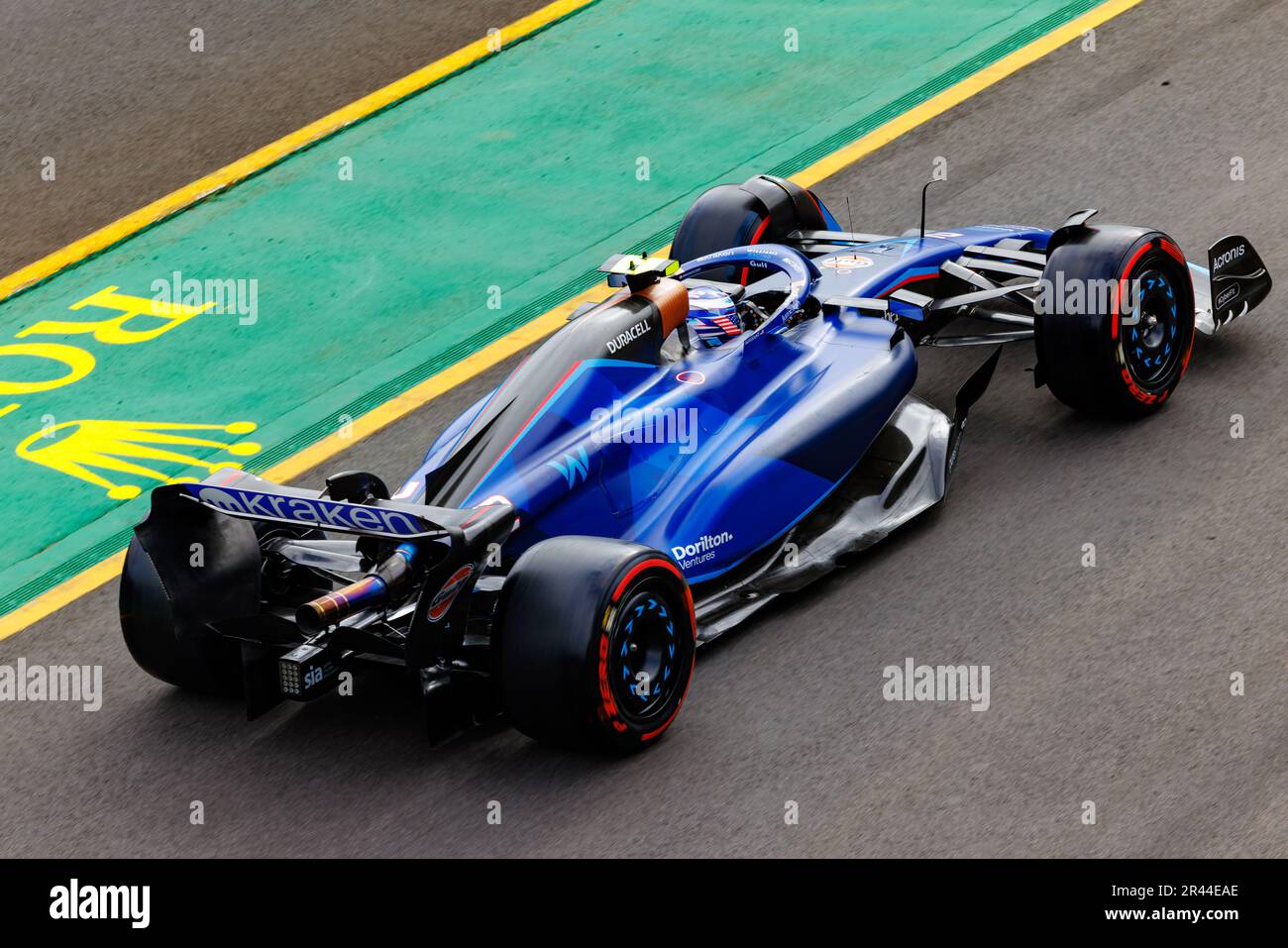 Logan Sargeant all'uscita ai box durante il Gran Premio d'Australia di Formula uno. Foto Stock