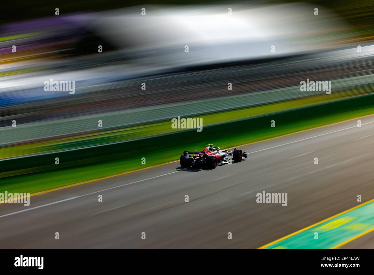 Una vettura Alpha Romeo F1 C43 durante le qualifiche scendendo dal rettilineo principale al Gran Premio d'Australia di Formula 1. Foto Stock