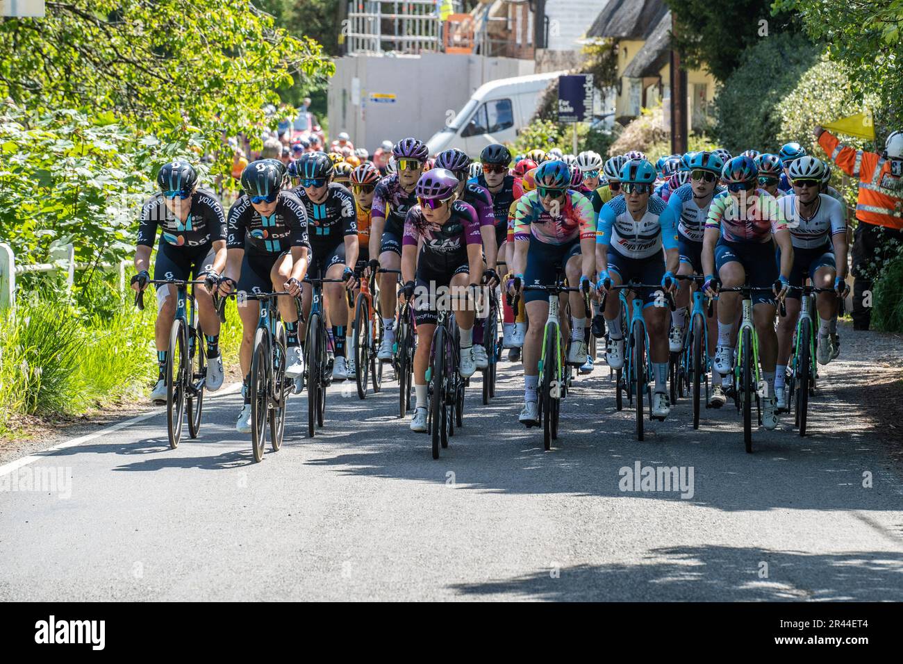 Ride London Classic cycle gara 2023. Women’s World Tour gara di tre giorni su strada attraverso il pittoresco villaggio di Arkesden, Essex Credit: Mark Bourdillon/Alamy Live News Foto Stock
