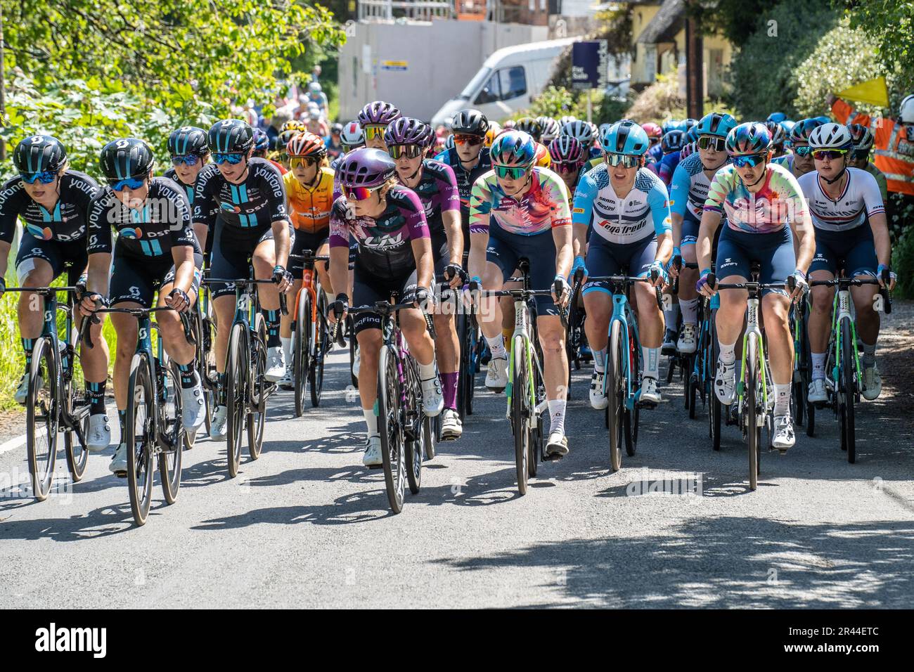 Ride London Classic cycle gara 2023. Women’s World Tour gara di tre giorni su strada attraverso il pittoresco villaggio di Arkesden, Essex Credit: Mark Bourdillon/Alamy Live News Foto Stock