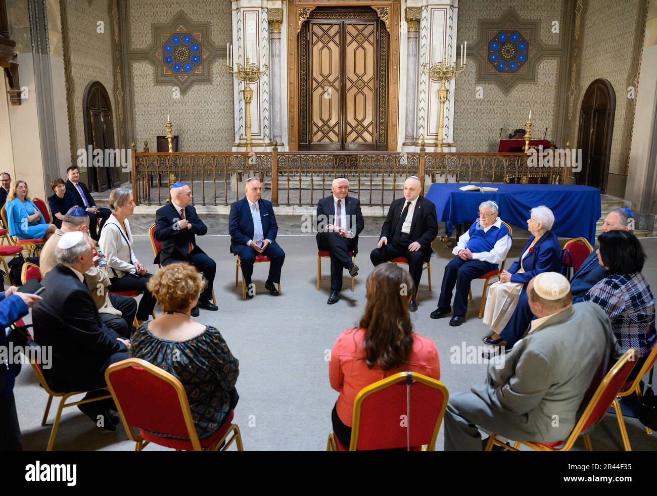 26 maggio 2023, Romania, Temeswar (timi·oara): Il presidente federale Frank-Walter Steinmeier visita la sinagoga restaurata di Timisoara e vi parla con i rappresentanti della comunità ebraica e della minoranza tedesca. Il Presidente Steinmeier è in visita di Stato di tre giorni in Romania su invito del Presidente Johannis. Foto: Bernd von Jutrczenka/dpa Foto Stock
