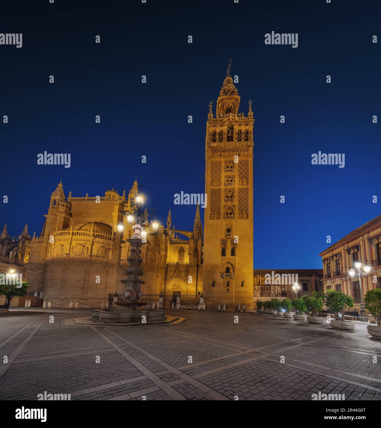 Cattedrale di Siviglia in Plaza Virgen de Los Reyes di notte - Siviglia, Andalusia, Spagna Foto Stock