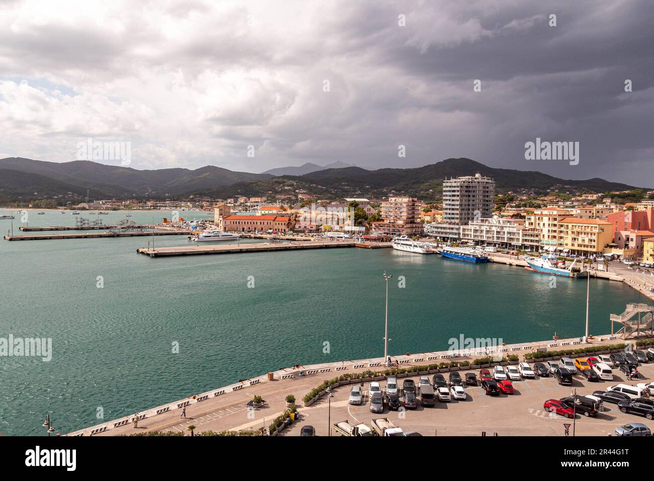 Vista al porto dei traghetti di Portoferraio con attracco dei traghetti per l'imbarco Foto Stock