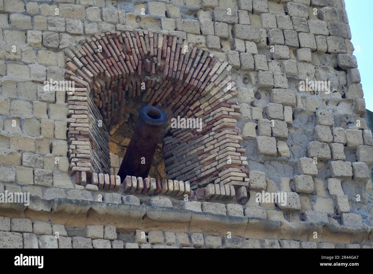 Cannoni a difesa della città di Napoli sulle mura del Castello dell'Ovo sul lungomare di Caracciolo Foto Stock