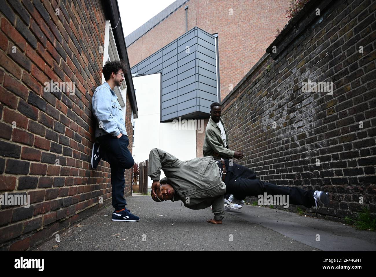 Celebrando gli artisti più innovativi e ispiratori che lavorano oggi in hip hop .Breakin Convention presenta porta il campione del mondo che infrange il collettivo olandese basato i Ruggeds al Teatro di Sadler's Wells con la prima britannica di state Shift il 26 & 27 maggio 2023 .The Netherlands - collettivo di danza basato , Entrambi i quali sono coreografati da Roy Overdijk , tra cui giri solisti e duetto WaterfrBrothers . la serata è accompagnata da musica di Jessy Boi Beige Kemper . si sfidano a vicenda in un flusso di movimenti e danza in un mare di libertà, forza, eleganza, tranquillità ... Foto Stock