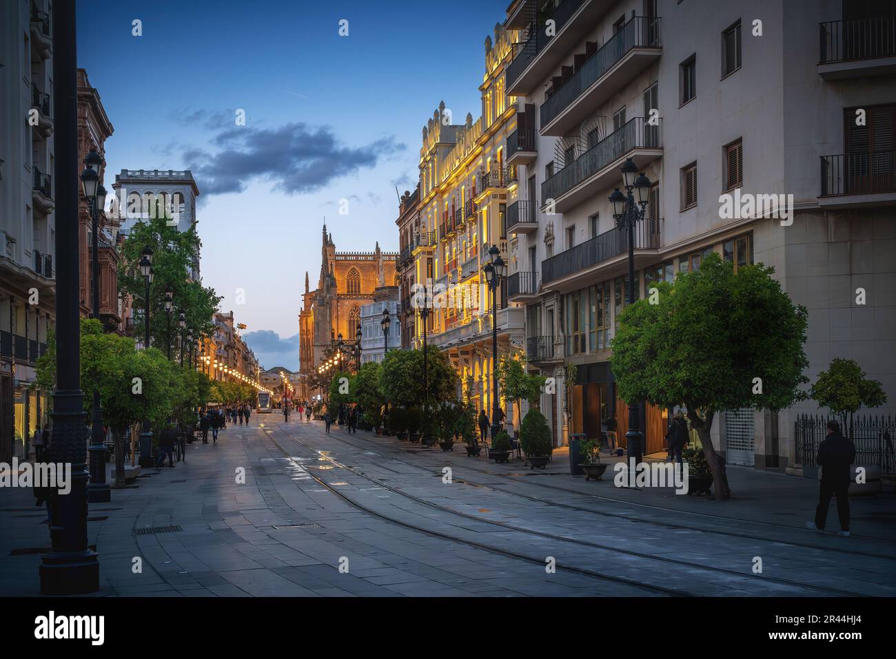 Avenida de la Constitucion al tramonto con la Cattedrale di Siviglia - Siviglia, Andalusia, Spagna Foto Stock