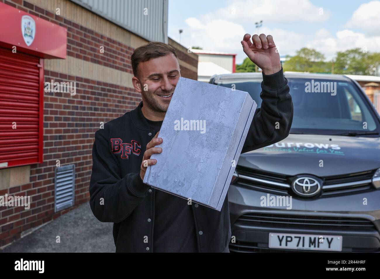 Herbie Kane #8 di Barnsley controlla i suoi nuovi allenatori mentre il team di Barnsley parte per Wembley per la finale Play Off di Oakwell, Barnsley, Regno Unito, 26th maggio 2023 (Foto di Mark Cosgrove/News Images) Foto Stock