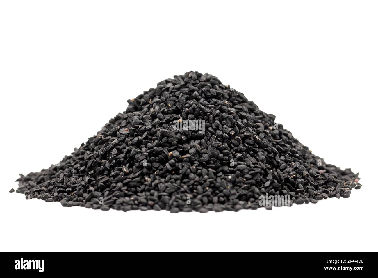 Cumino nero o nigella sativa isolato su sfondo bianco. Mucchio di semi di cumino nero. Kalonji, nigella, cumino nero Foto Stock