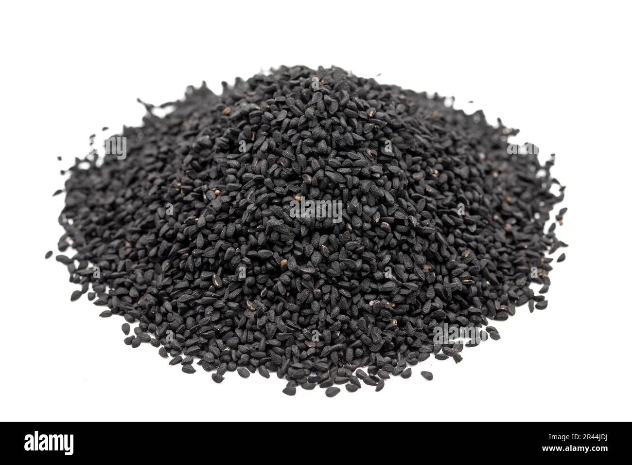 Cumino nero o nigella sativa isolato su sfondo bianco. Mucchio di semi di cumino nero. Kalonji, nigella, cumino nero. Primo piano Foto Stock