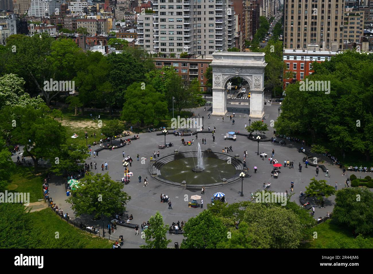 Una vista dall'alto del Washington Square Park nel quartiere Greenwich Village di Lower Manhattan il 24 maggio 2023 a New York City. Foto Stock