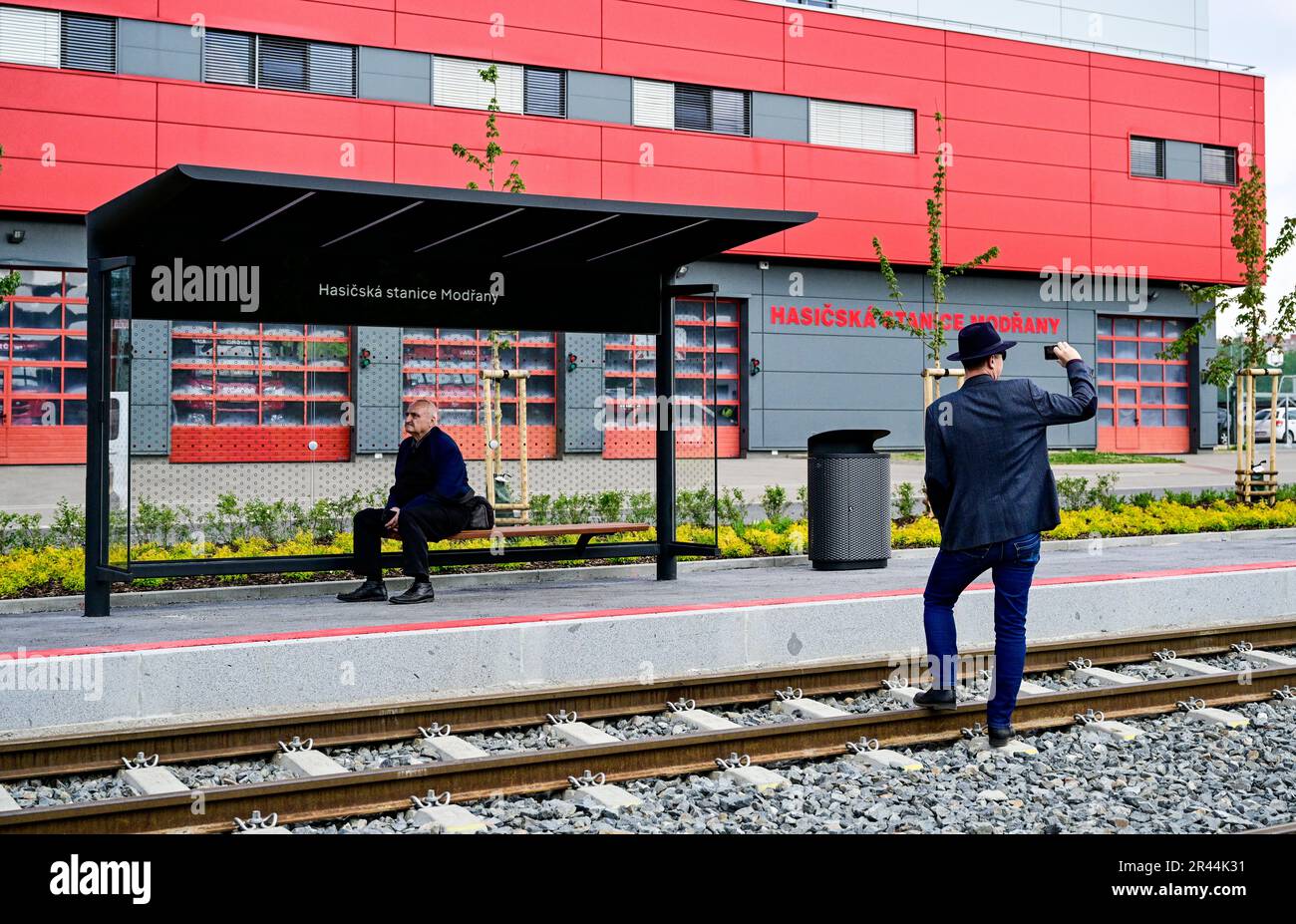 Praga, Repubblica Ceca. 26th maggio, 2023. Una corsa su uno storico tram ha inaugurato il funzionamento della nuova linea di tram Sidliste Modrany - Libus, a Praga, Repubblica Ceca, 26 maggio 2023. Foto Stock