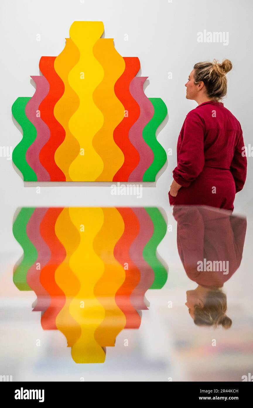 St Ives, Regno Unito. 26th maggio, 2023. Flame, 1976, di Mohamed Melehi - The Casablanca Art School: Piattaforme e modelli per un Avant-Garde postcoloniale 1962-1987 a Tate St Ives. Credit: Guy Bell/Alamy Live News Foto Stock