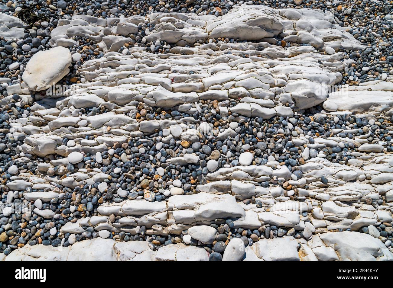 Ciottoli e gesso rocce su una spiaggia in Dorset per l'arte murale Foto Stock