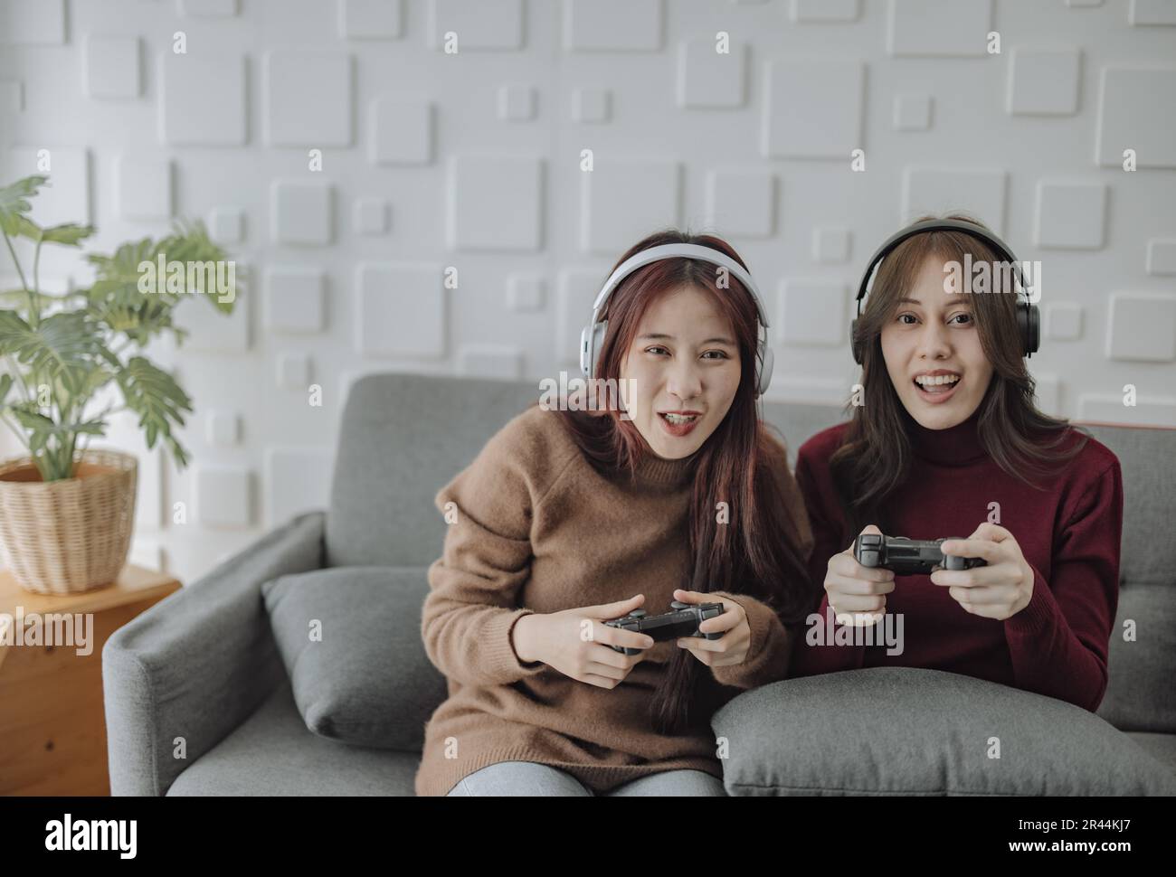 Le coppie giocano insieme ai giochi con la gioia, l'entusiasmo e la concentrazione molto, prendendo i giri per vincere e perdere. Un momento divertente ed emozionante. imparare a fare Foto Stock