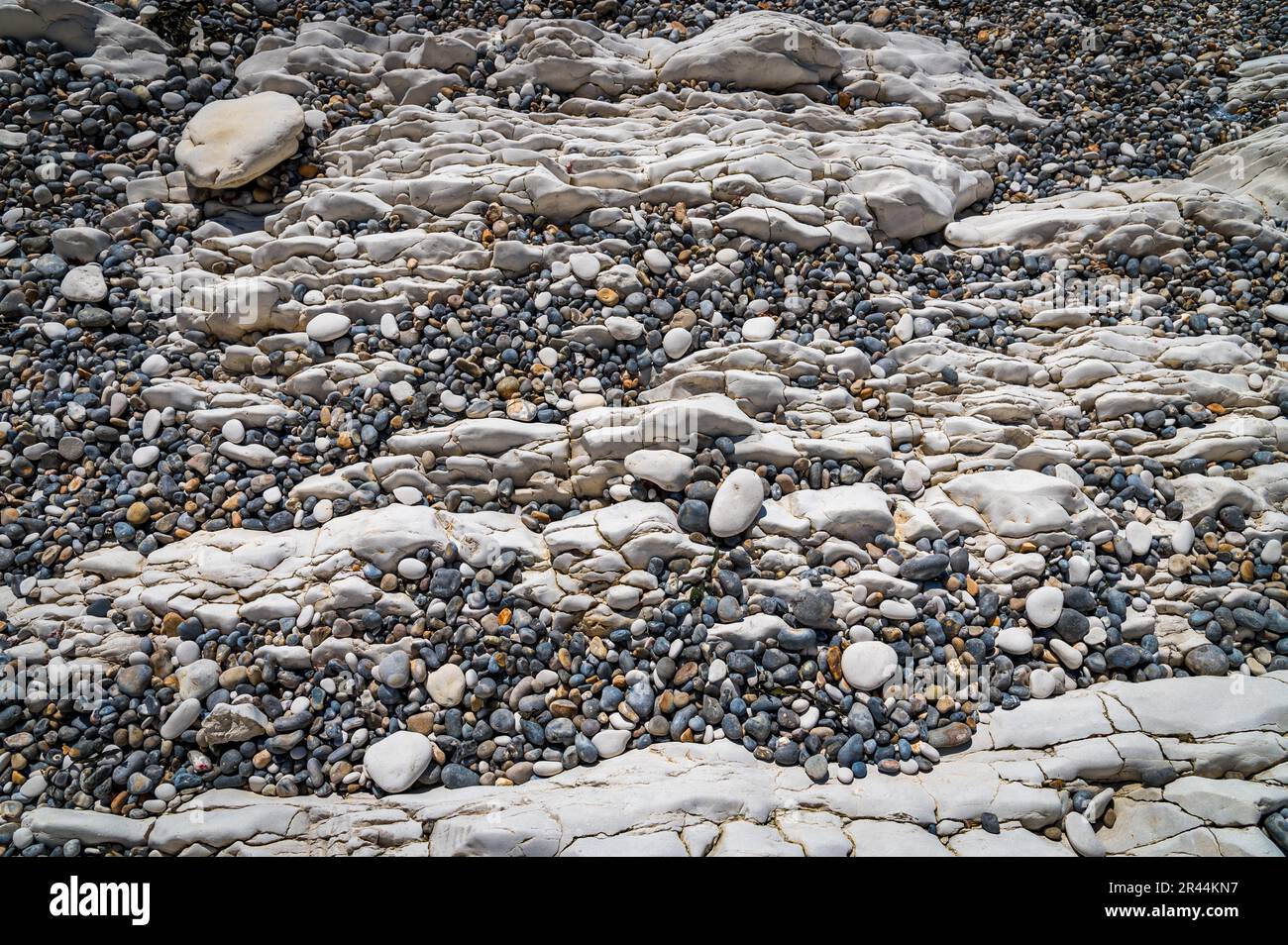 Ciottoli e gesso rocce su una spiaggia in Dorset per l'arte murale Foto Stock
