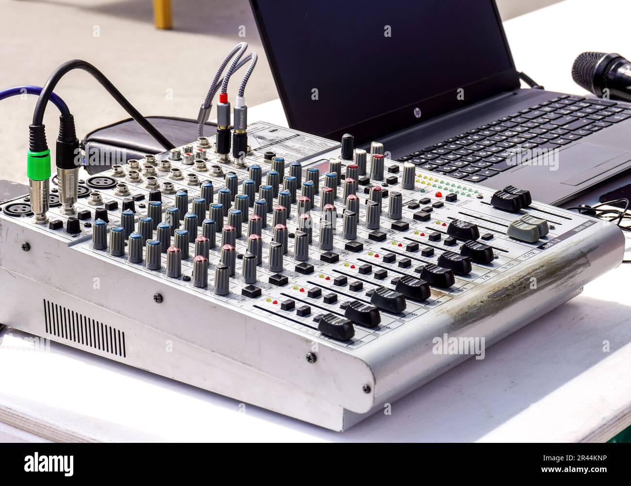 Samara, Russia - 20 maggio 2023: Vecchio mixer audio, pannello di controllo con pulsanti. Attrezzature per concerti Foto Stock