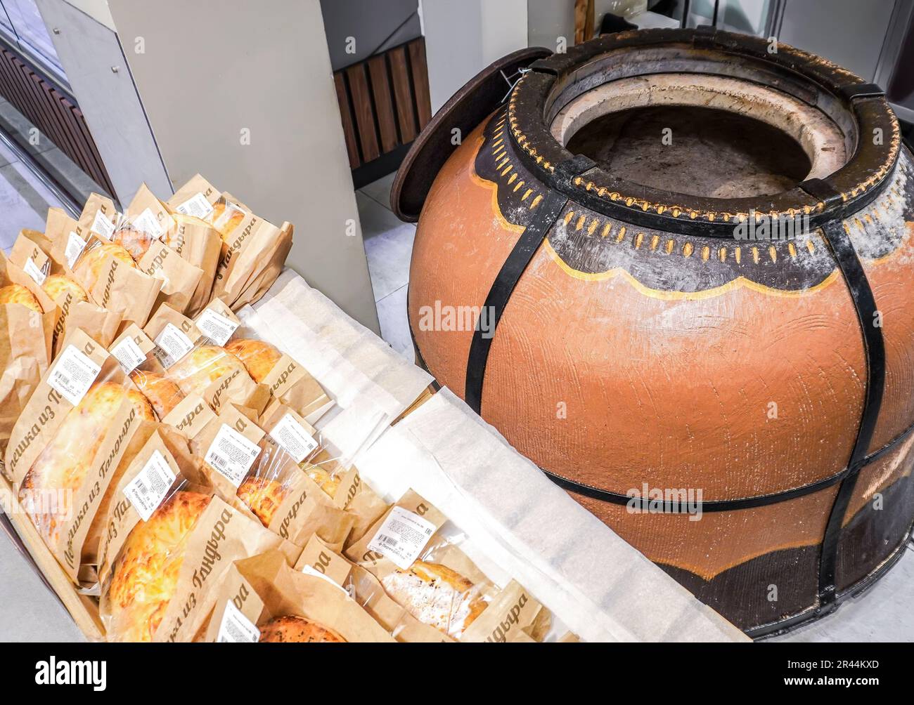Samara, Russia - 19 maggio 2023: Grande forno tandyr per fare il pane piatto in un deposito della catena Foto Stock