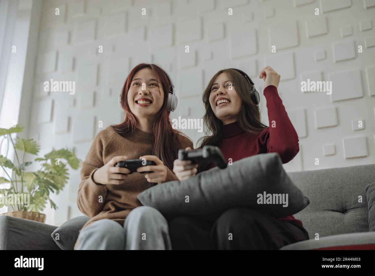 Le coppie giocano insieme ai giochi con la gioia, l'entusiasmo e la concentrazione molto, prendendo i giri per vincere e perdere. Un momento divertente ed emozionante. imparare a fare Foto Stock