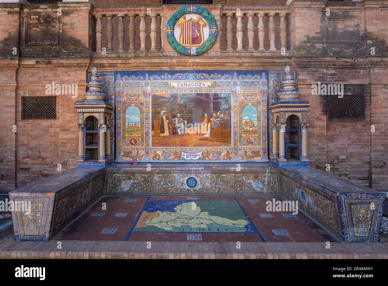 Alcova con panca e piastrelle raffiguranti la Provincia di Saragozza - Siviglia, Andalusia, Spagna Foto Stock