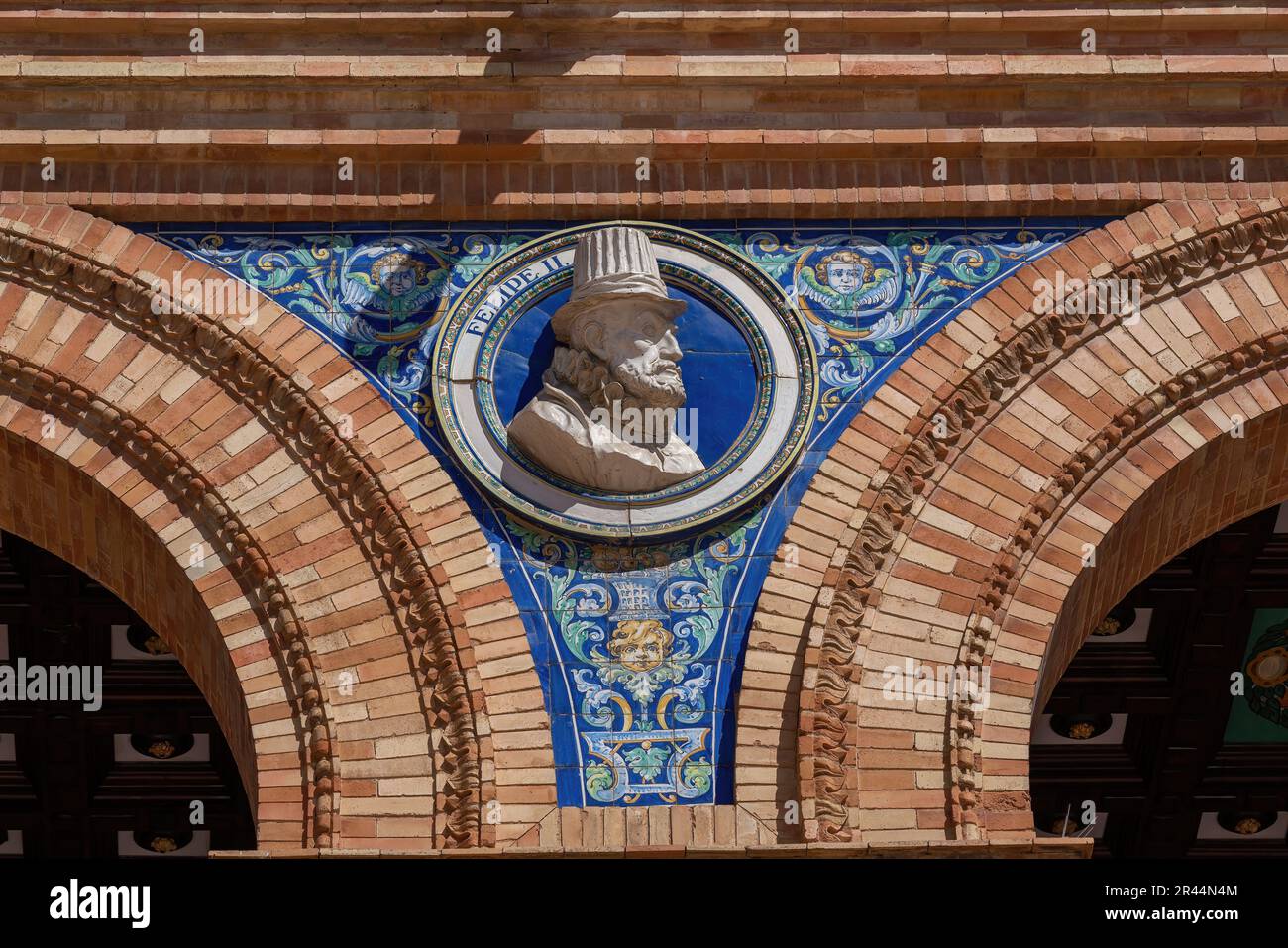 Medaglione decorativo con l'effigie di Felipe II (re Phillp II) a Plaza de Espana - Siviglia, Andalusia, Spagna Foto Stock