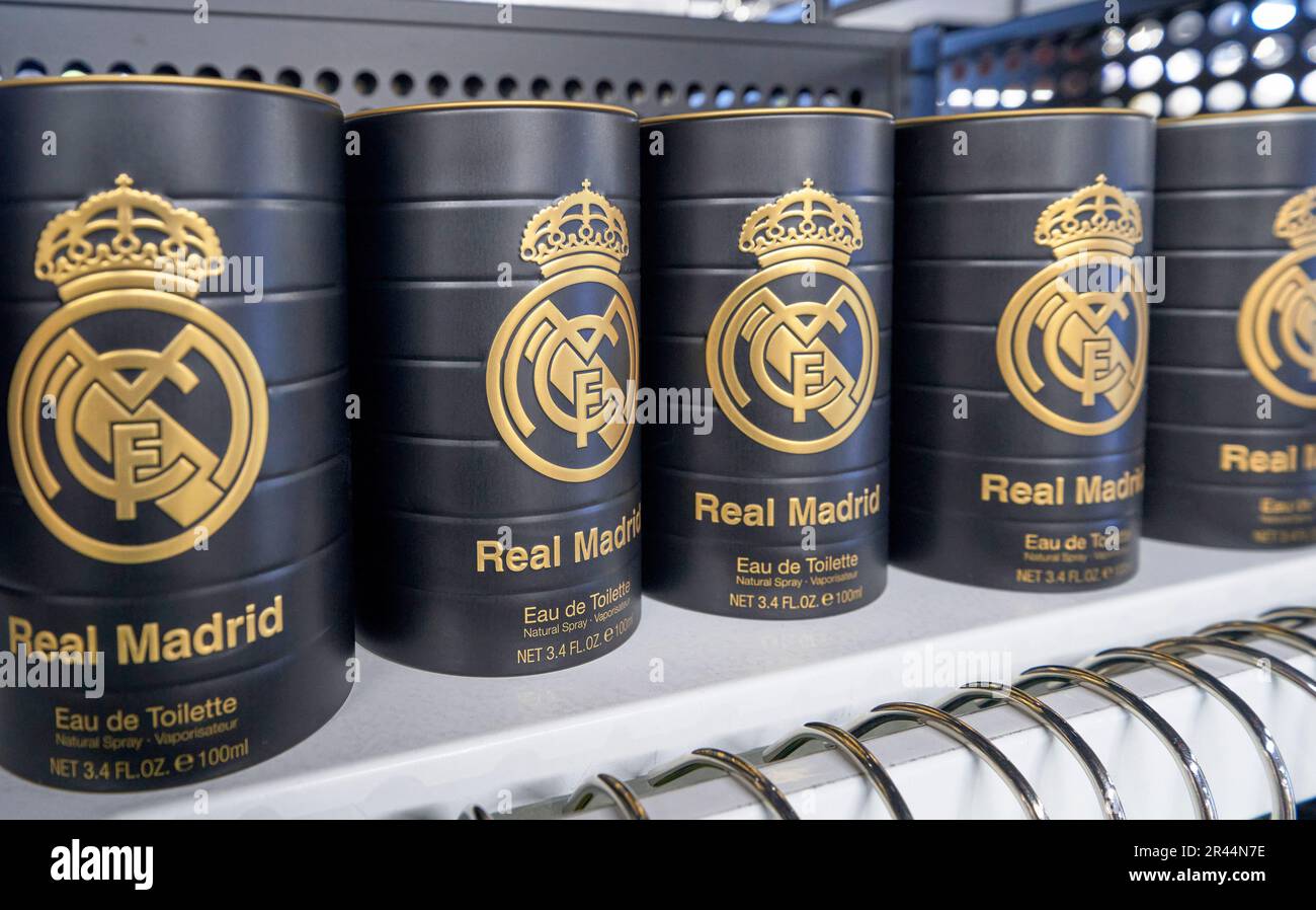 Souvenir in vendita nel negozio ufficiale del FC Real Madrid all'arena Santiago Bernabeu Foto Stock